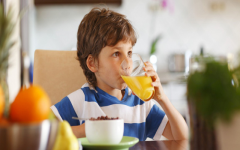 اهمیت خوردن صبحانه و ارتباط آن با یادگیری کودک در مدرسه